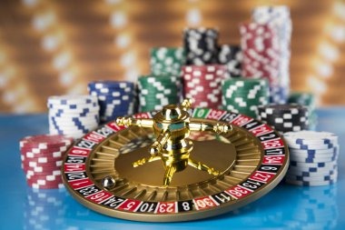 Live Sic Bo dealer rolling dice at gempi 123 HD table